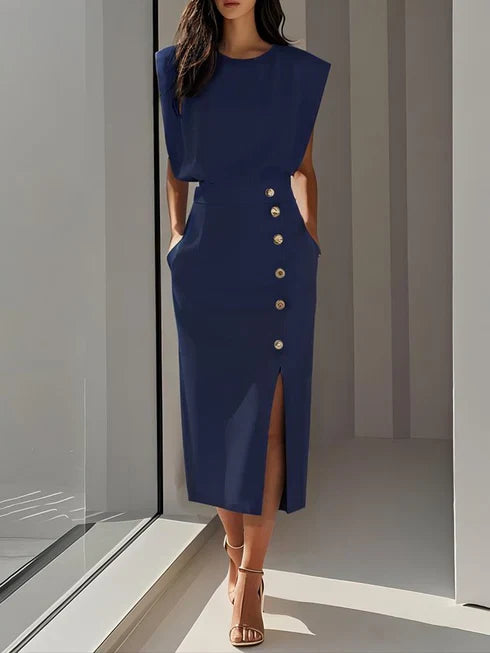 Sukienka midi elegancka z podkreśloną talią i rozcięciem z przodu, pełny widok