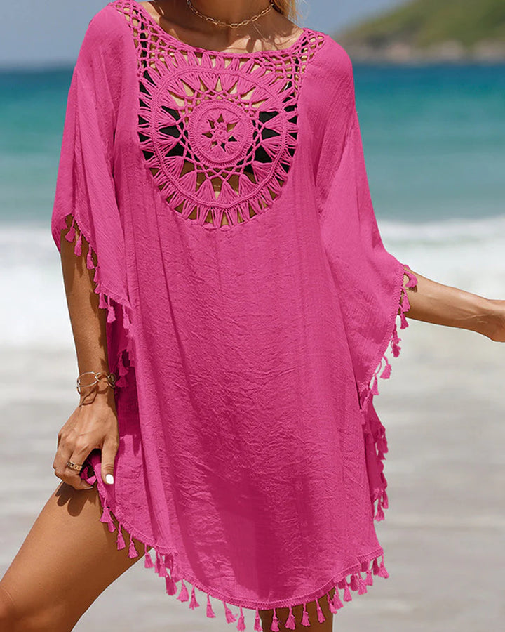 Letnia narzutka kaftan z szydełkowym panelem i frędzlami w stylu boho na plaży