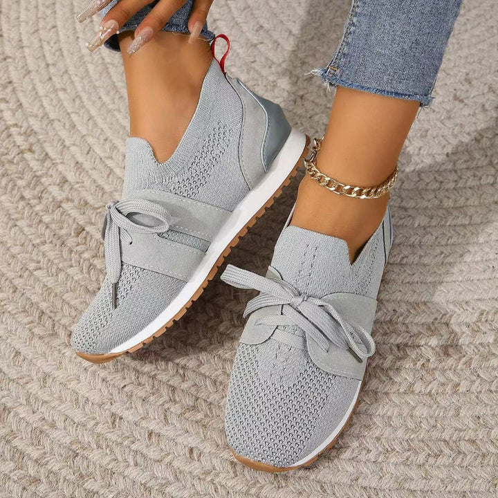 Sneakersy damskie czarne slip-on z miękkiej dzianiny, widok z boku na stopie
