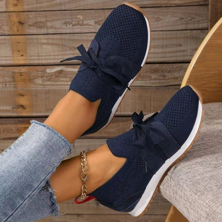 Sneakersy damskie czarne z dzianiny, zbliżenie na wiązanie i teksturę materiału