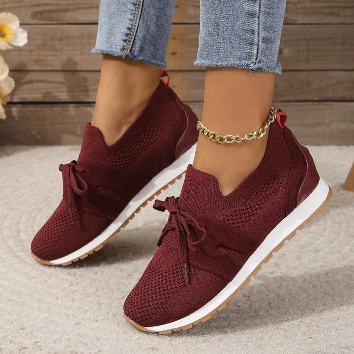 Sportowe sneakersy damskie czarne z białą podeszwą, widok z góry na obu butach
