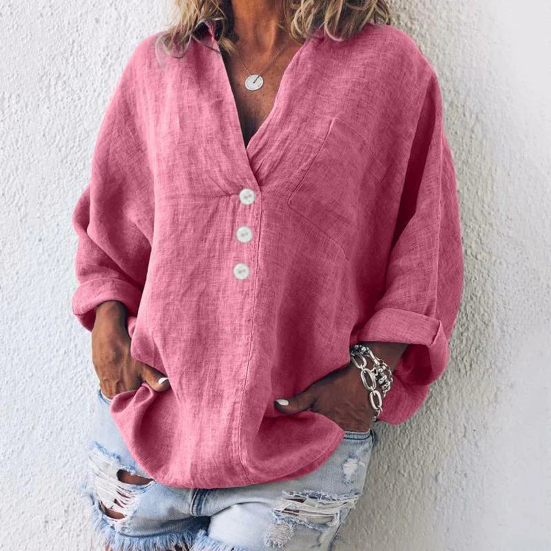 Bluzka damska lniana oversized w kolorze różowym z dekoltem V i podwijanymi rękawami do stylizacji casualowych.