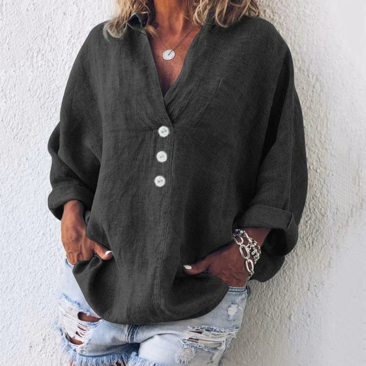 Widok z boku bluzki damskiej lnianej oversized z luźnym krojem i podwijanymi rękawami na co dzień.