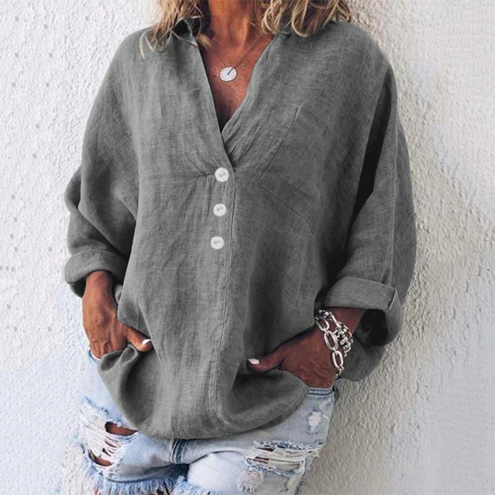 Bluzka damska oversized z fakturą lnianą w kolorze różowym zestawiona z dżinsami na letni look.