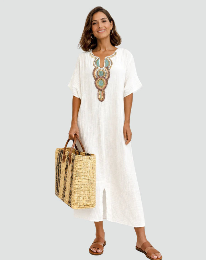 Sukienka plażowa maxi w stylu boho z ozdobnym haftem przy dekolcie i luźnym krojem kaftan w kolorze białym