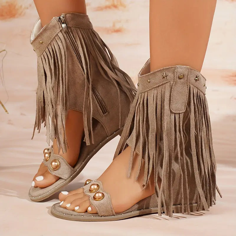 Sandały damskie z frędzlami boho w kolorze khaki z ozdobnymi nitami i metalowymi kółkami