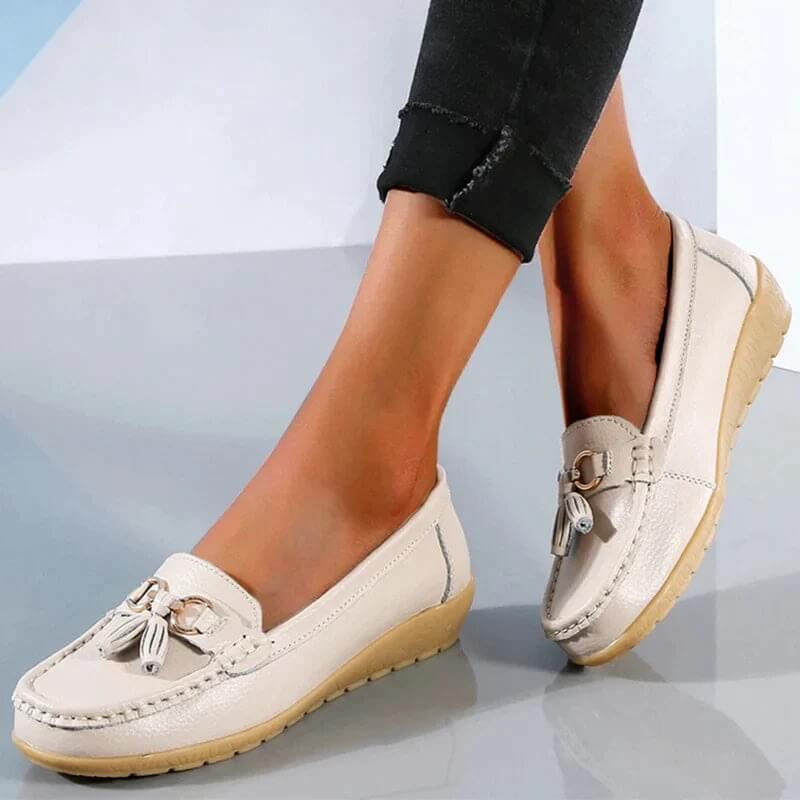 Mokasyny damskie z ozdobnymi frędzlami i metalowym akcentem, klasyczny fason slip-on bez sznurowania