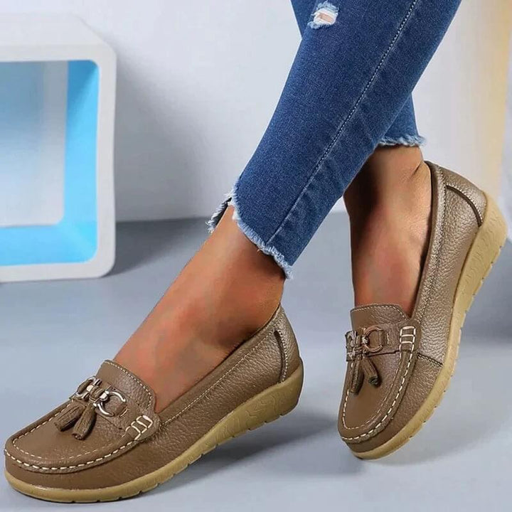 Mokasyny damskie slip-on z ozdobnymi frędzlami, czarny kolor, teksturowany materiał przypominający skórę