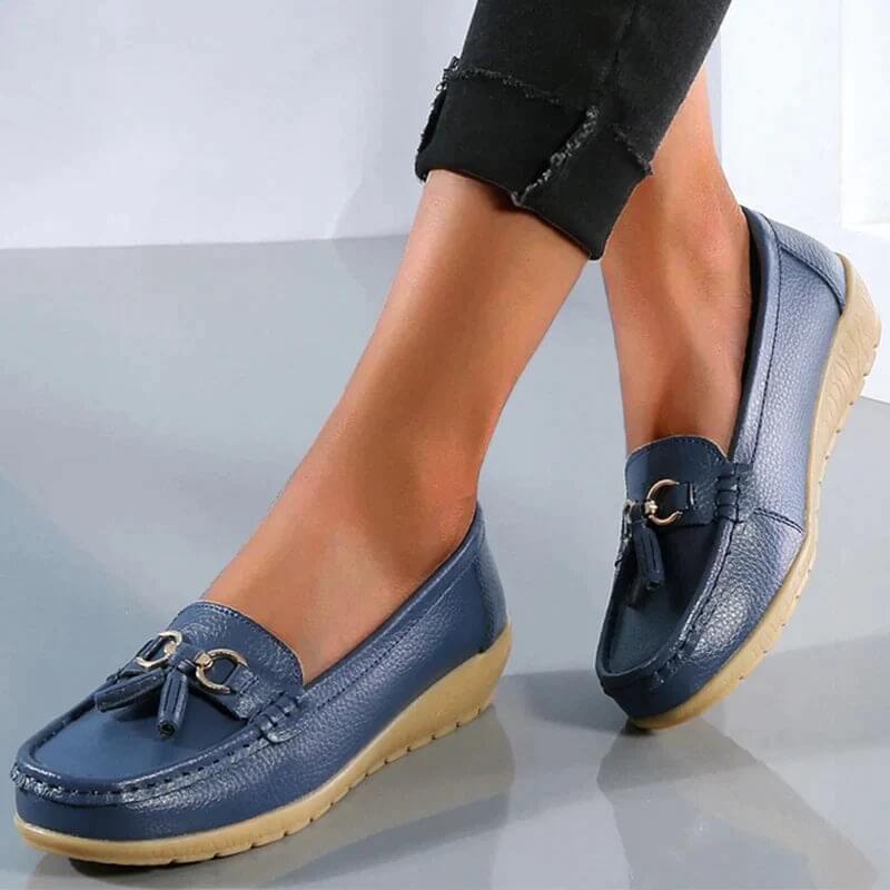 Mokasyny damskie skórzane czarne z jasną podeszwą, klasyczny design slip-on do codziennych stylizacji