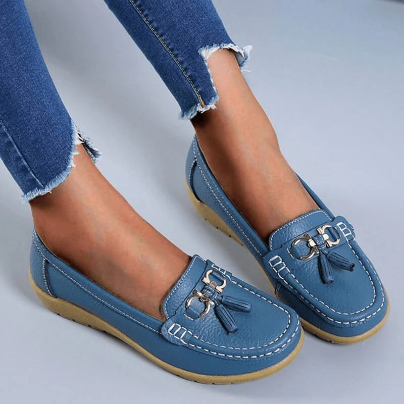 Mokasyny damskie slip-on z frędzlami, czarny kolor, uniwersalny krój pasujący do wielu stylizacji
