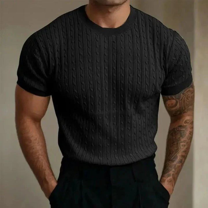 T-shirt męski dzianinowy w dopasowanym kroju slim fit z okrągłym dekoltem i strukturalną dzianiną w pionowe prążki.