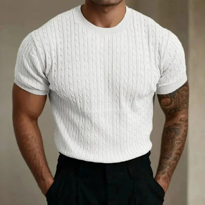 Widok z boku t-shirtu męskiego dzianinowego z krótkim rękawem i dopasowanym fasonem slim fit.