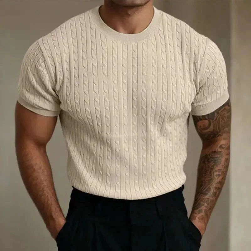 Detale strukturalnej dzianiny w prążki na męskim t-shircie o gładkim wykończeniu i klasycznym kroju.
