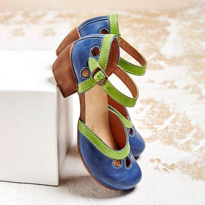 Sandały damskie ortopedyczne na niskim obcasie z niebieską cholewką i zielonymi paskami na beżowym tle