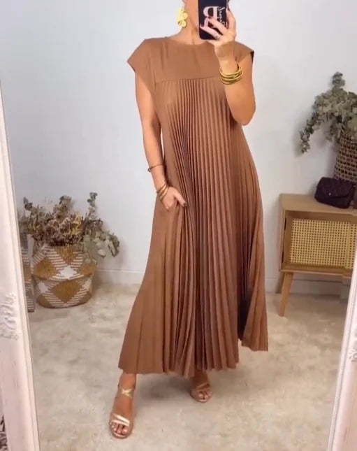 Sukienka plisowana maxi kremowa z krótkimi rękawami typu cap sleeve, detal górnej części i linii talii