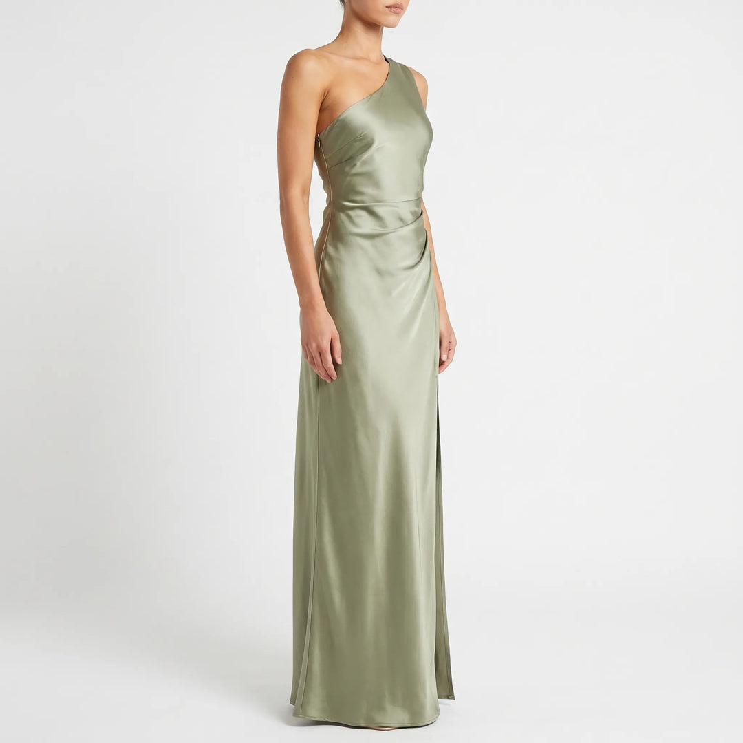 Elegancka sukienka wieczorowa maxi z gładką satynową powierzchnią i dopasowanym fasonem