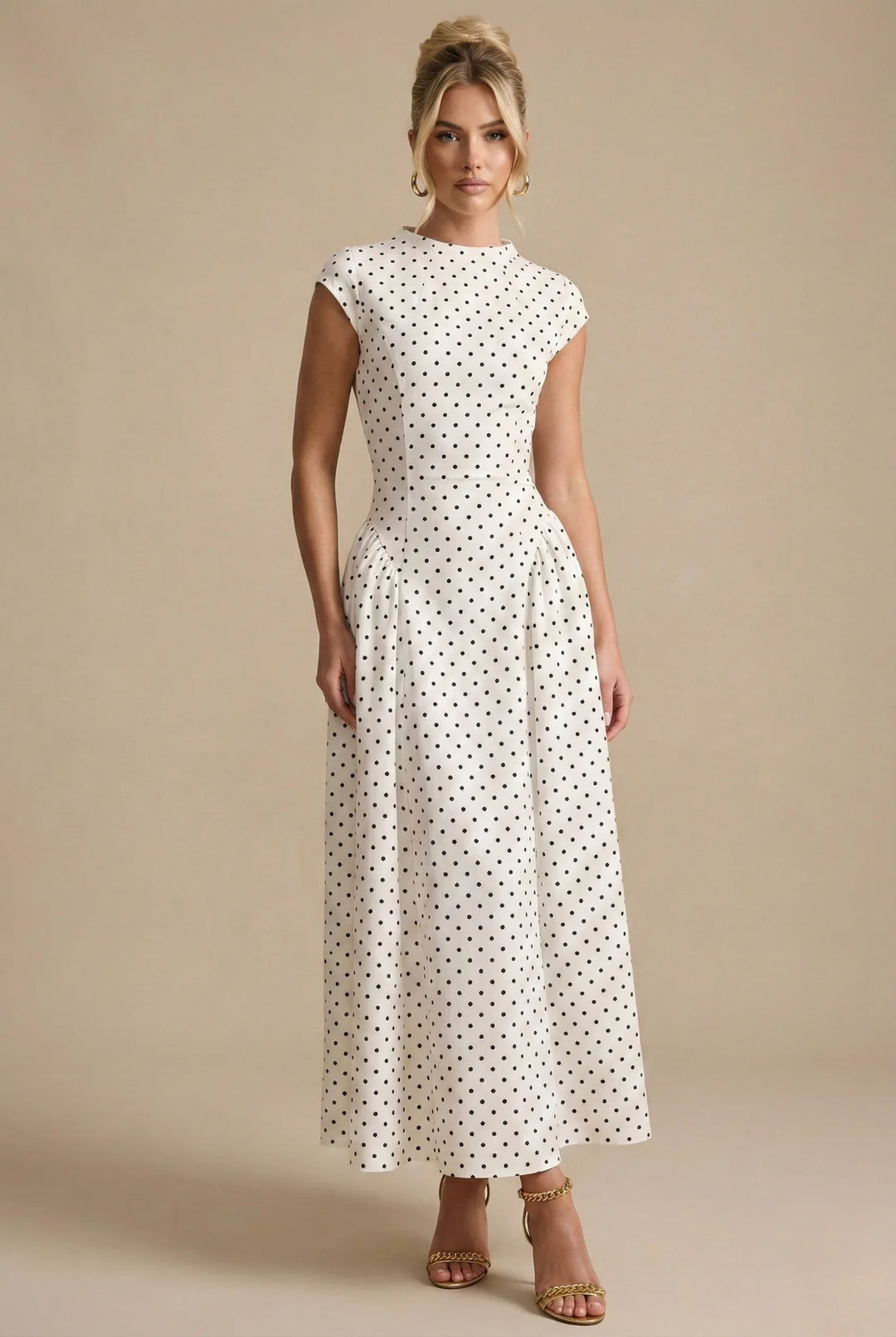 Sukienka maxi w grochy z wysokim dekoltem i rozkloszowaną spódnicą na eleganckie okazje