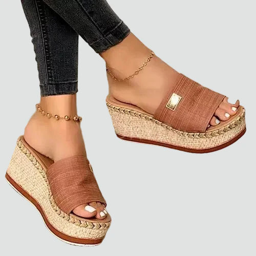 Szczegół koturny w stylu espadryle z dekoracyjnym splotem i miękką wkładką
