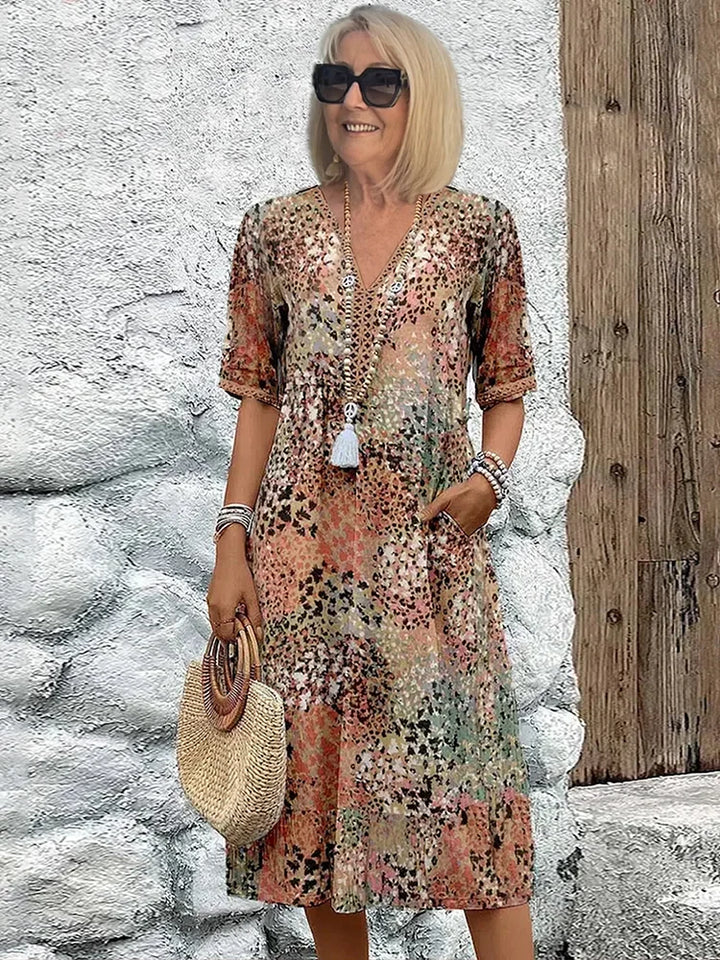 Wzorzysta sukienka letnia midi z funkcjonalnymi kieszeniami, wygodny krój na co dzień