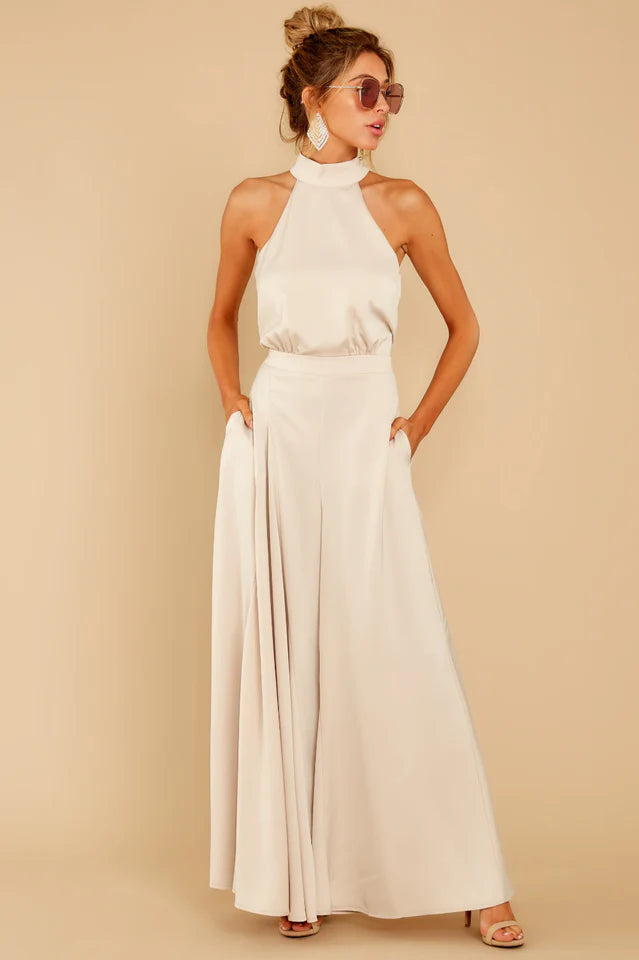 Kombinezon damski halter maxi w kolorze kremowym z szeroką nogawką i wiązaniem na karku