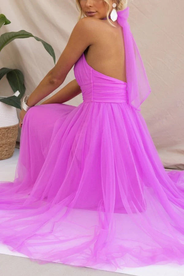 Sukienka midi z dekoltem halter – widok prezentujący elegancką sylwetkę i tiulową spódnicę