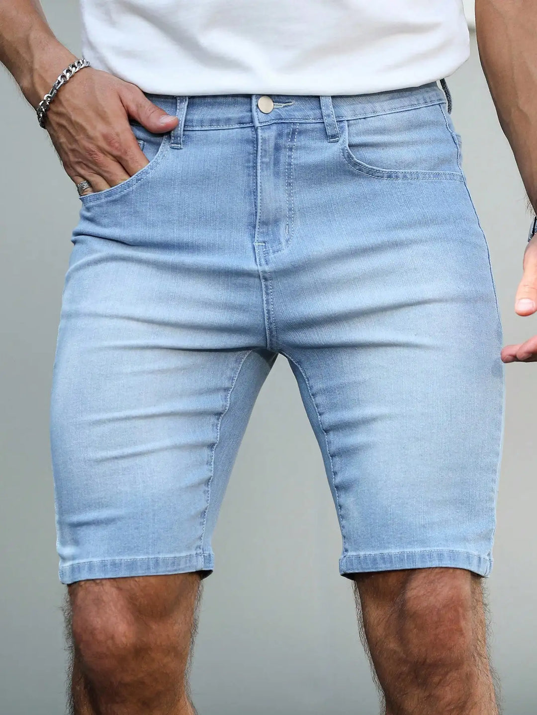 Szorty jeansowe męskie slim fit w jasnym niebieskim odcieniu z efektem sprania i podwiniętymi brzegami