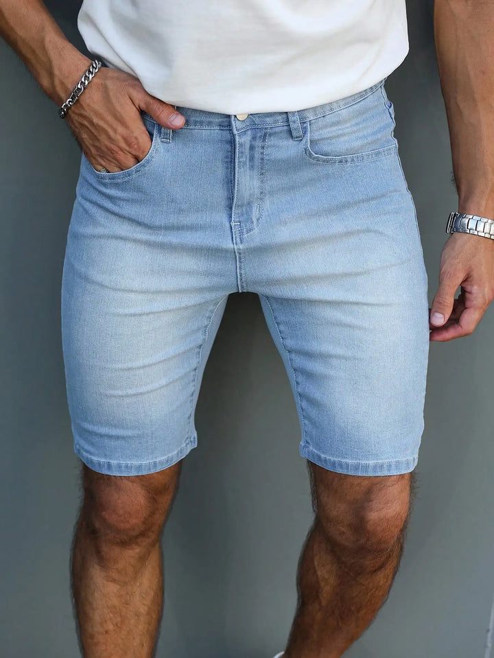Męskie bermudy jeansowe w kroju slim fit z rozjaśnianym denimem i casualowym wykończeniem